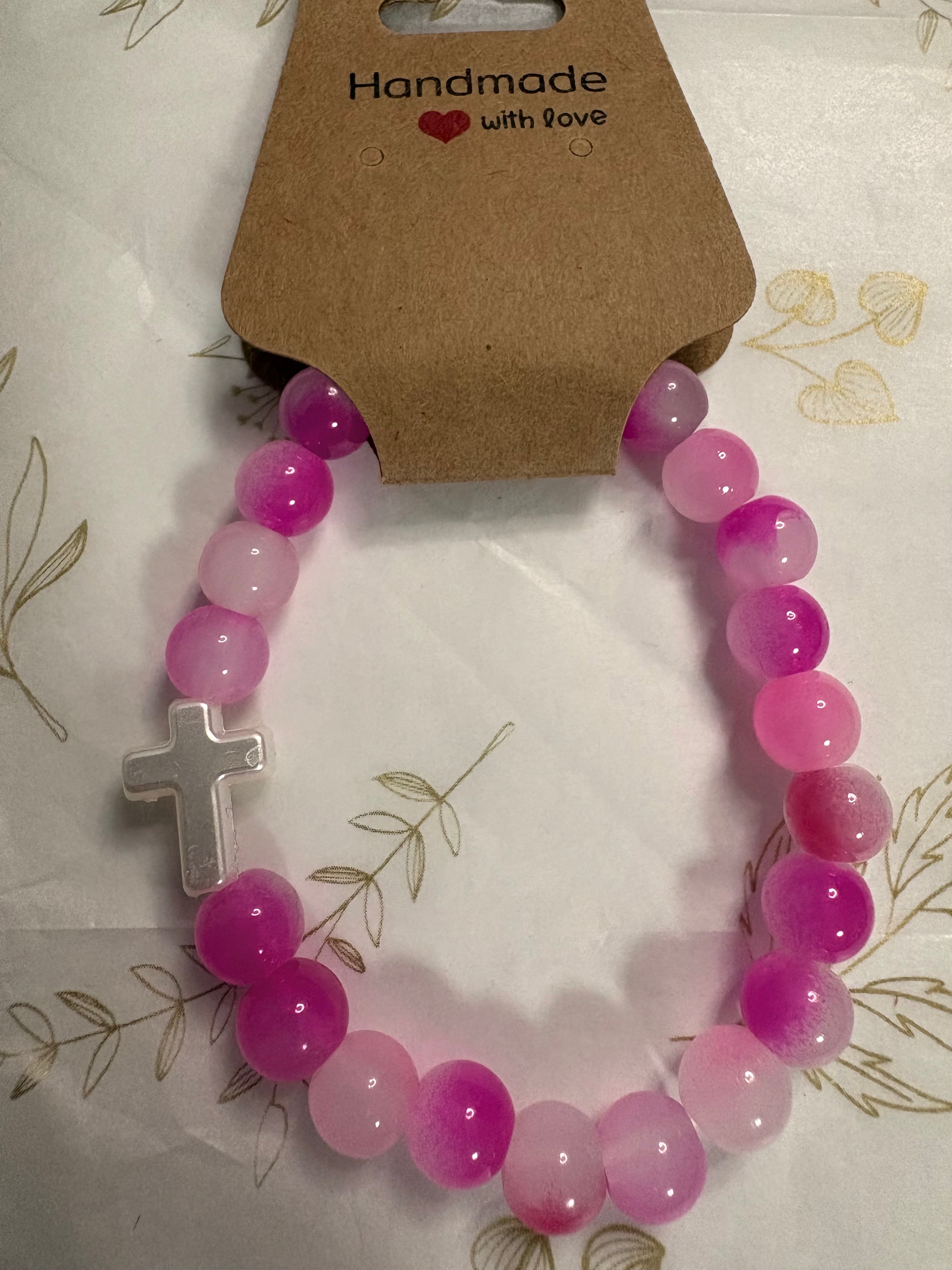 Handgemachtes Perlenarmband mit Kreuzgenau