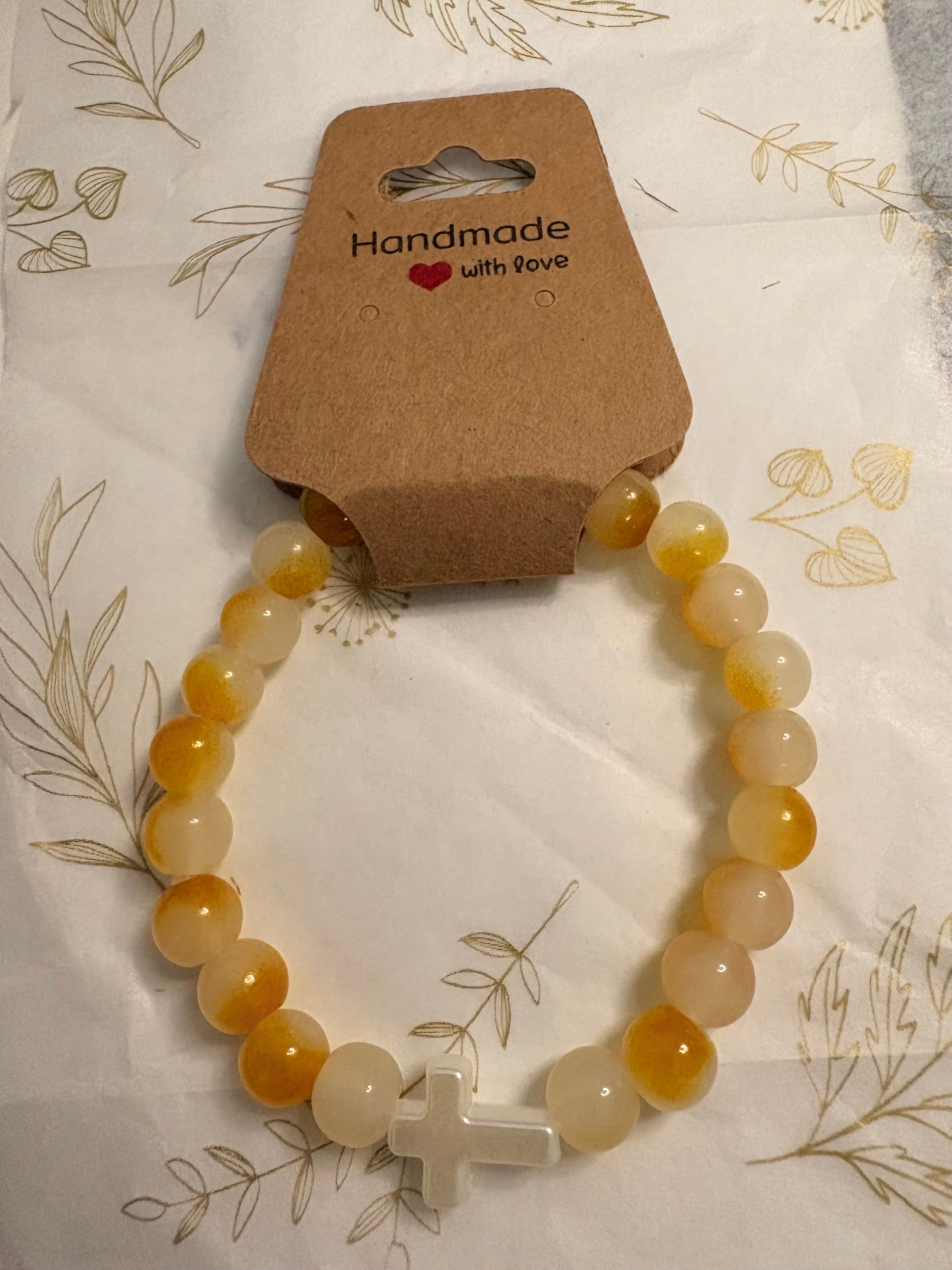 Handgemachtes Perlenarmband mit Kreuzgenau