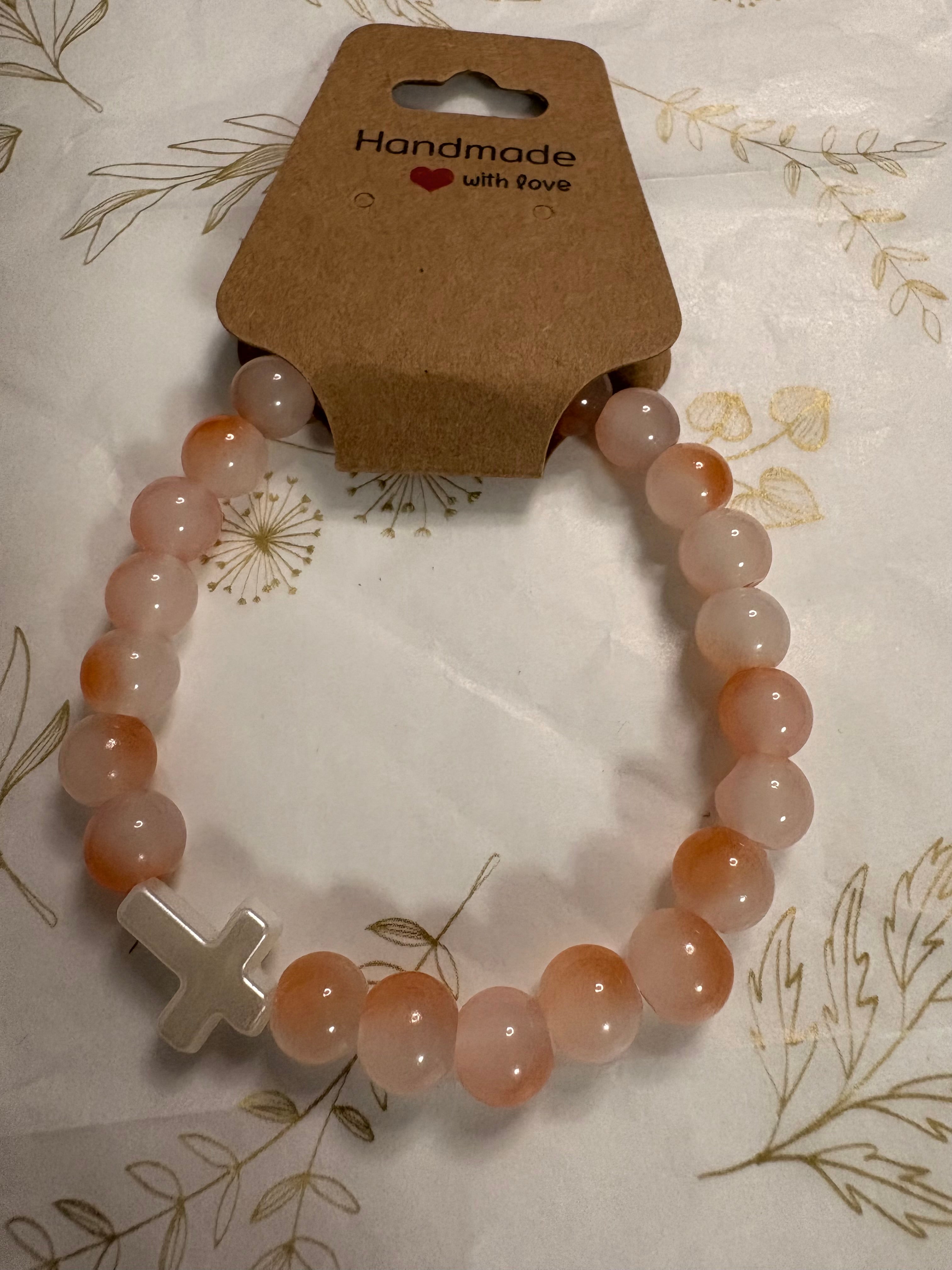 Handgemachtes Perlenarmband mit Kreuzgenau