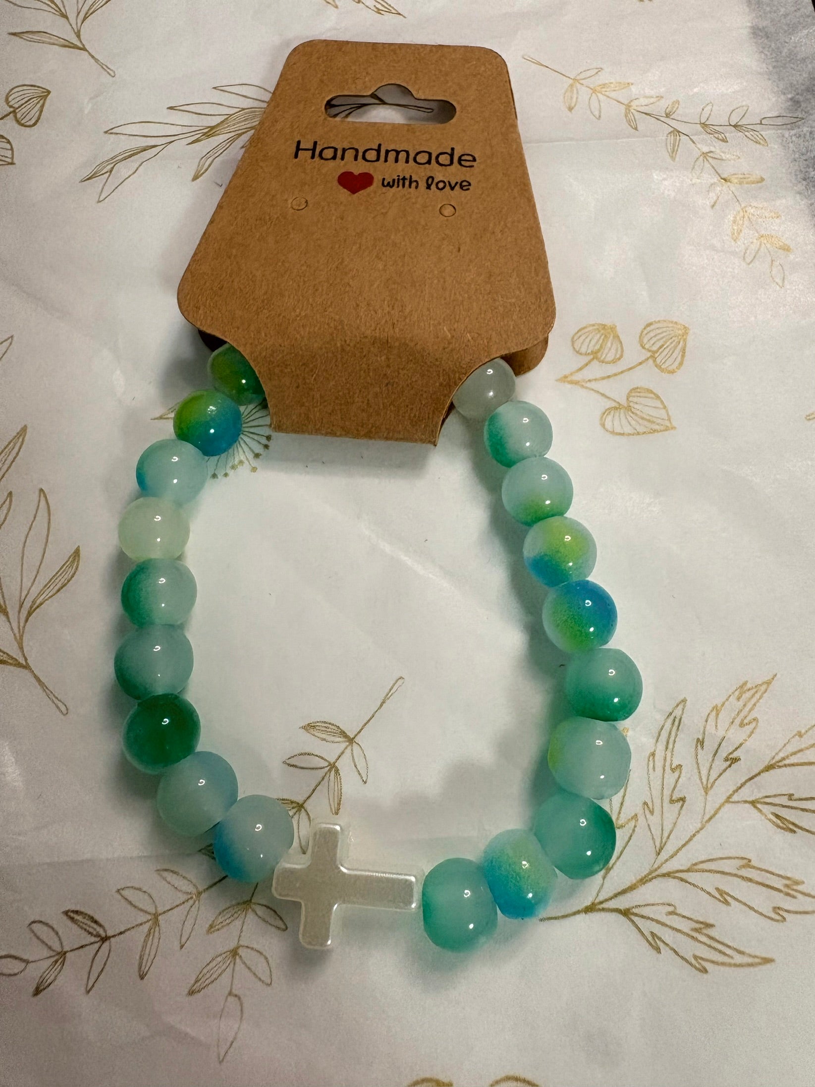 Handgemachtes Perlenarmband mit Kreuzgenau