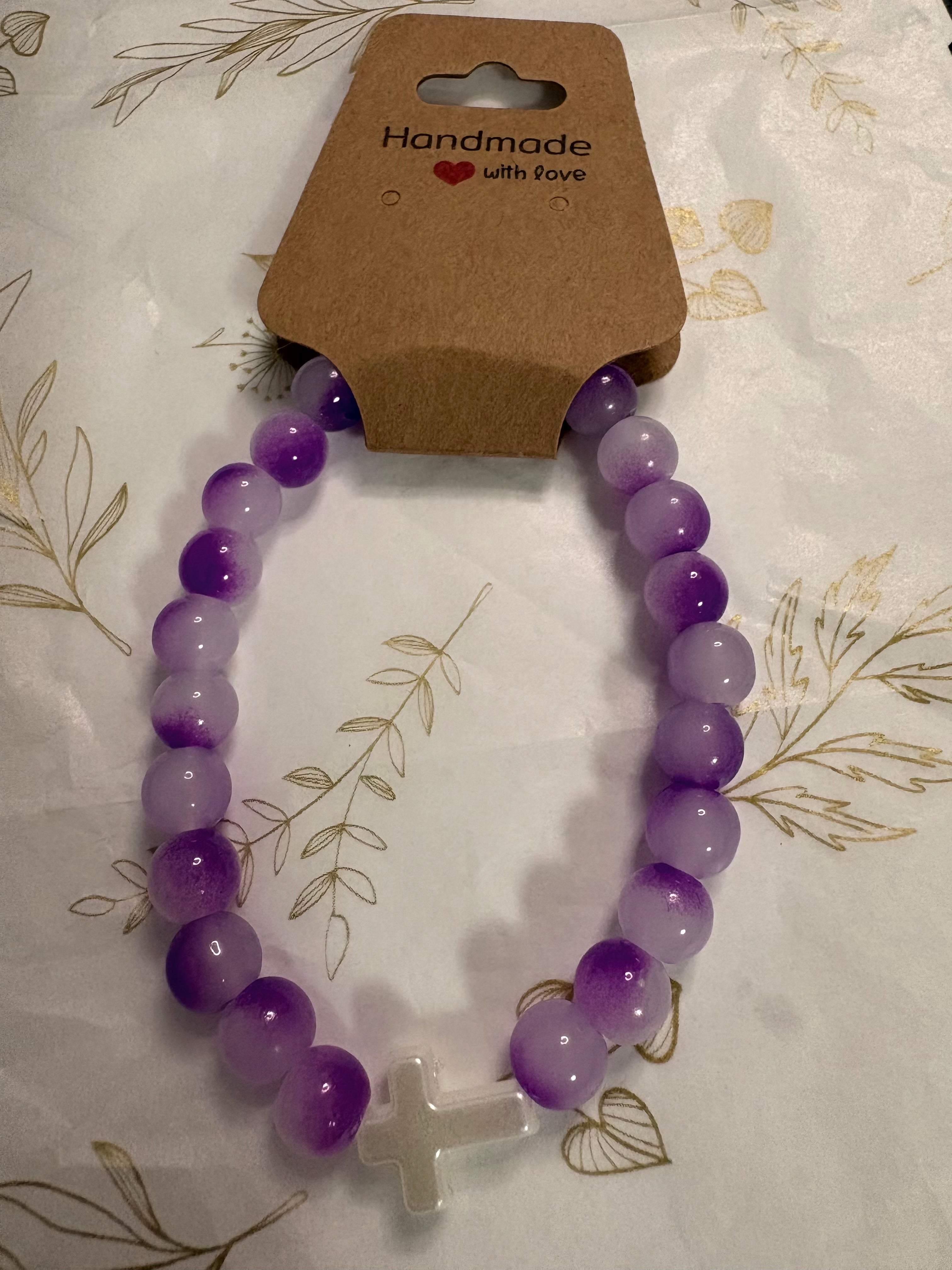 Handgemachtes Perlenarmband mit Kreuzgenau