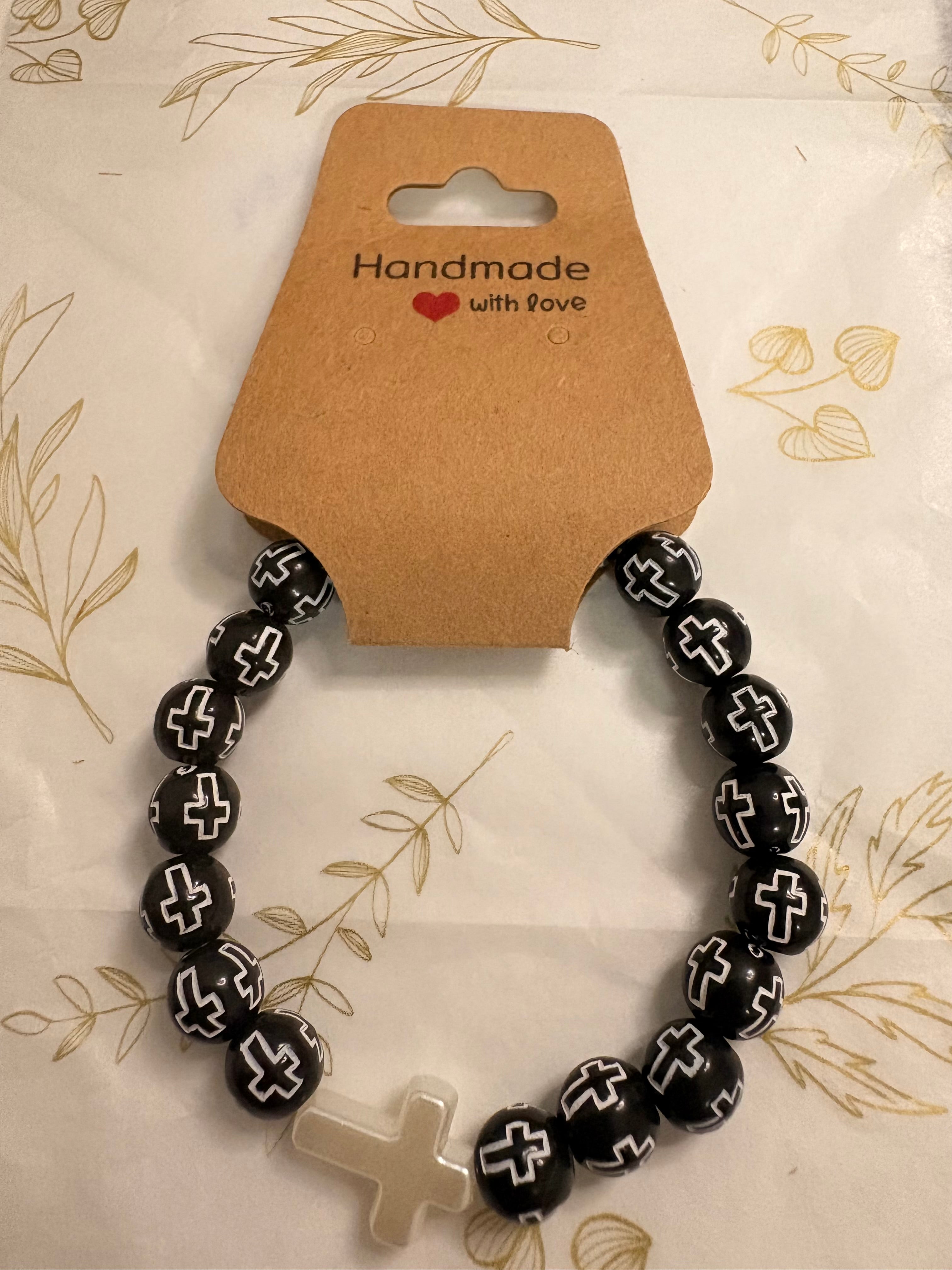 Handgemachtes Perlenarmband mit Kreuzgenau