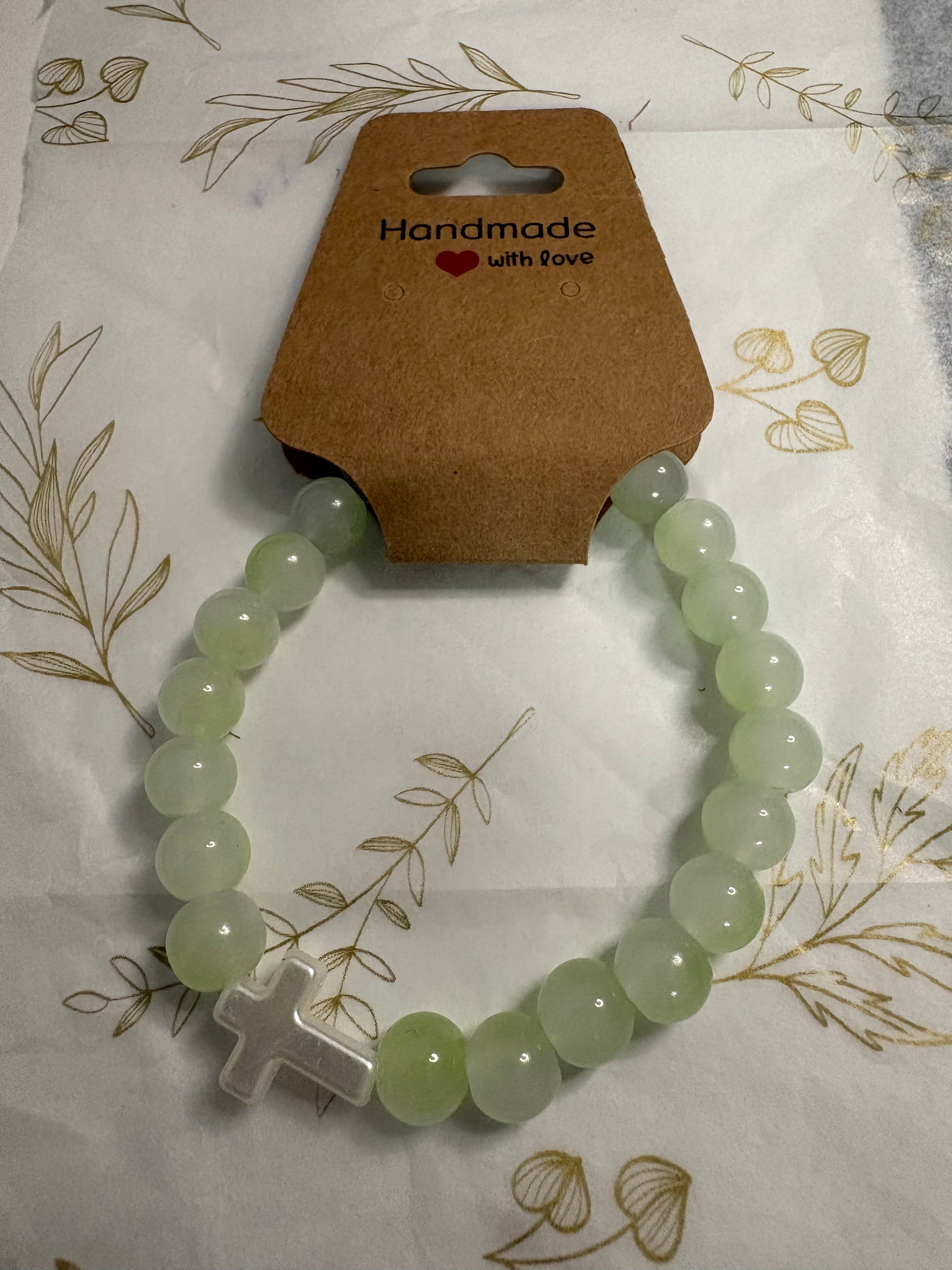 Handgemachtes Perlenarmband mit Kreuzgenau