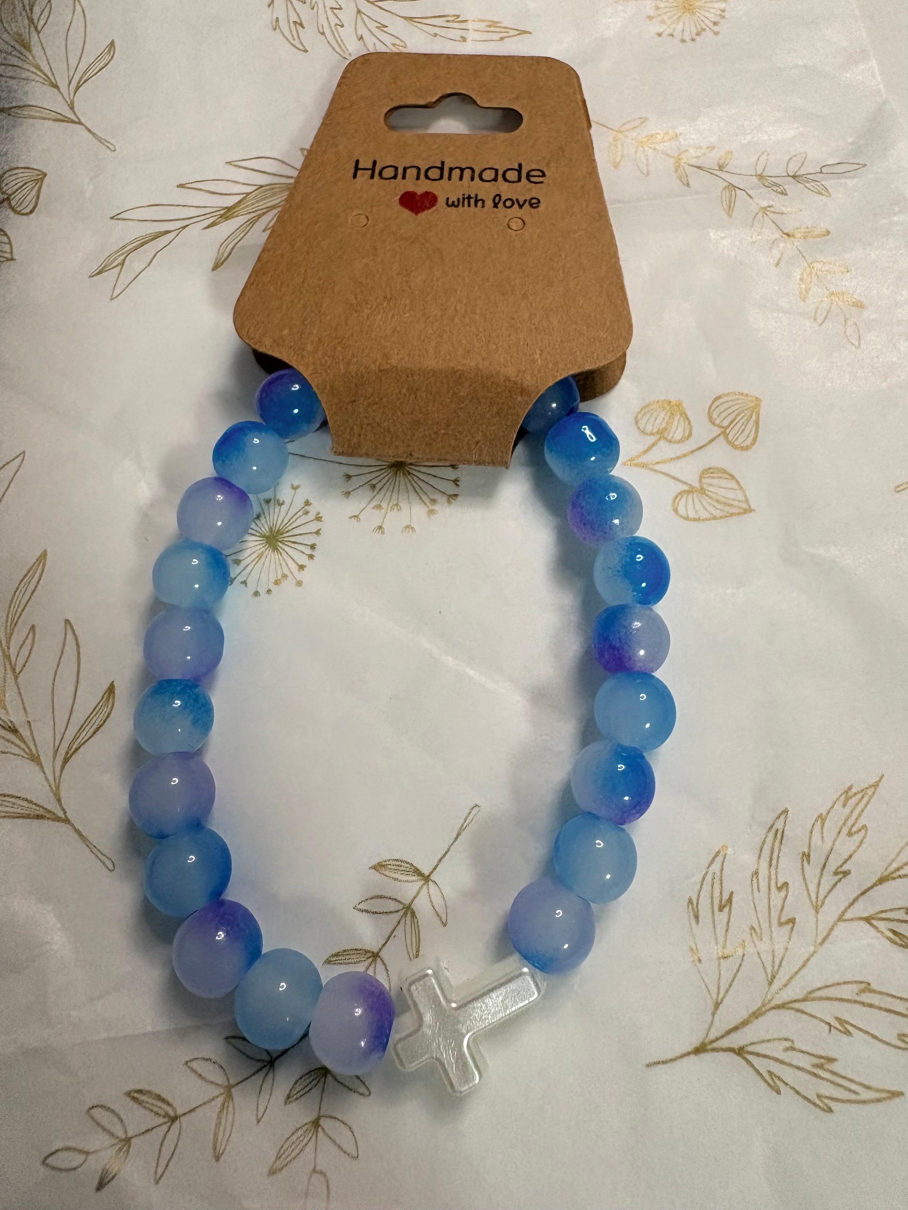 Handgemachtes Perlenarmband mit Kreuzgenau