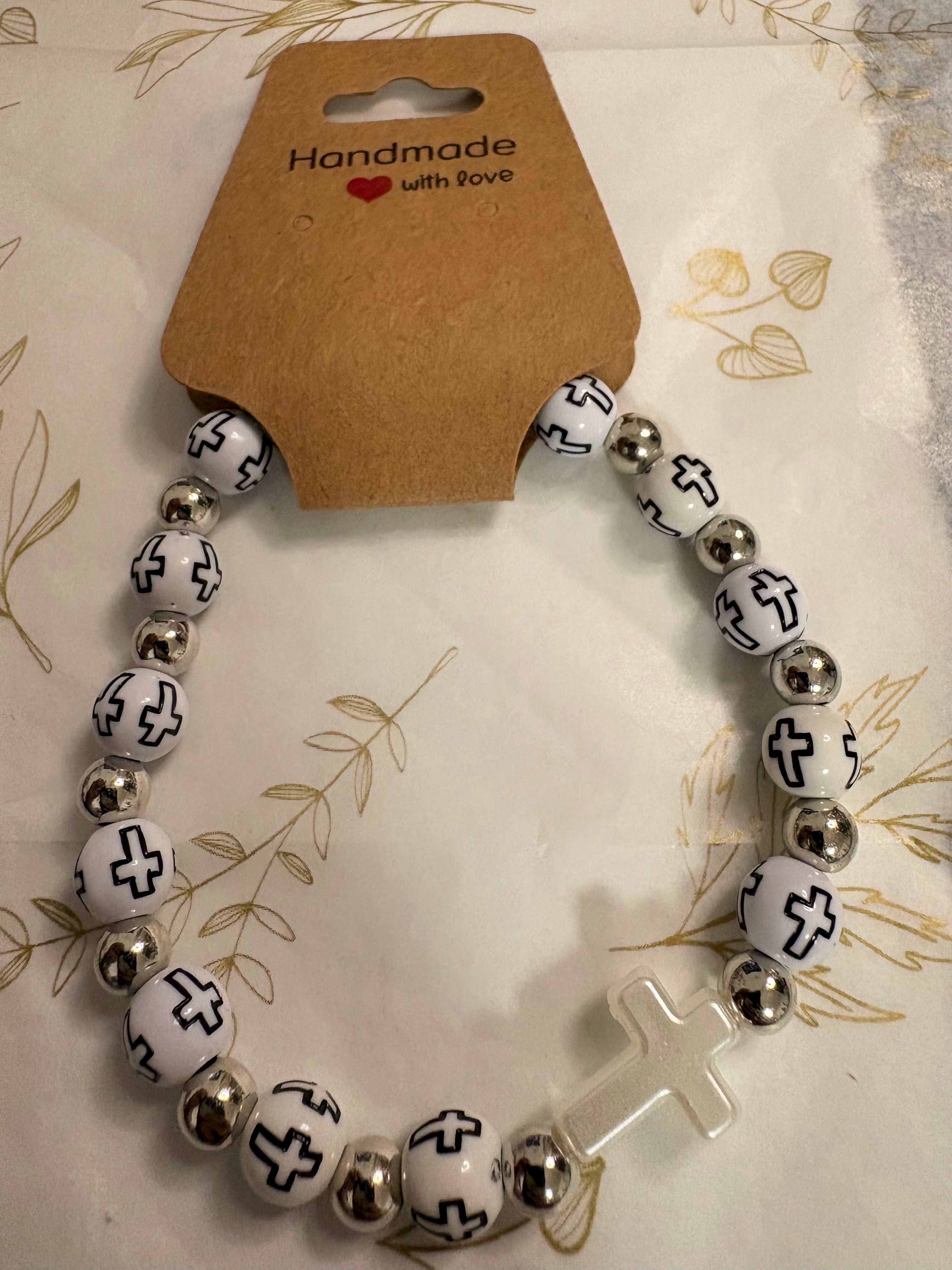 Handgemachtes Perlenarmband mit Kreuzgenau