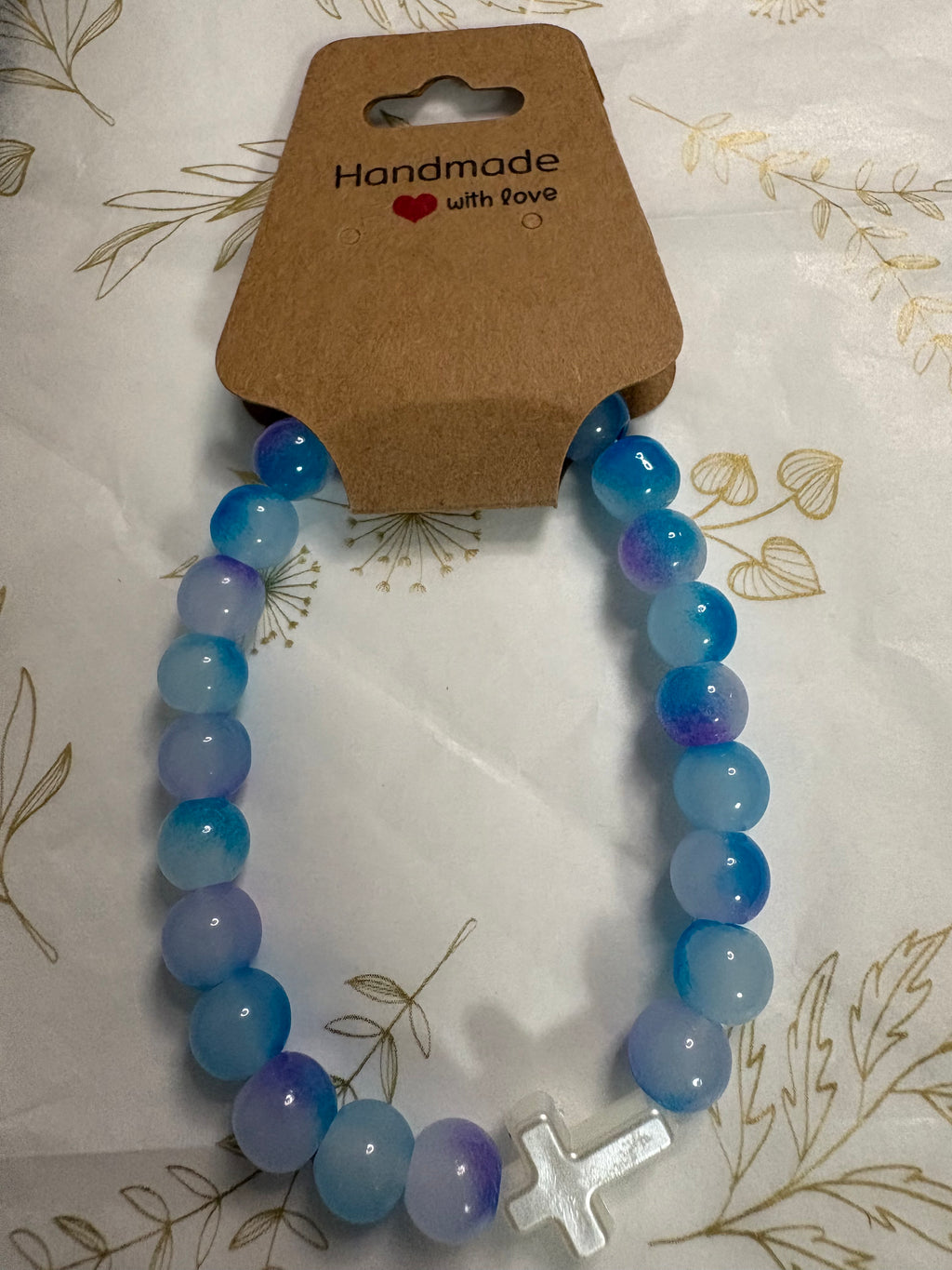 Handgemachtes Perlenarmband mit Kreuzgenau