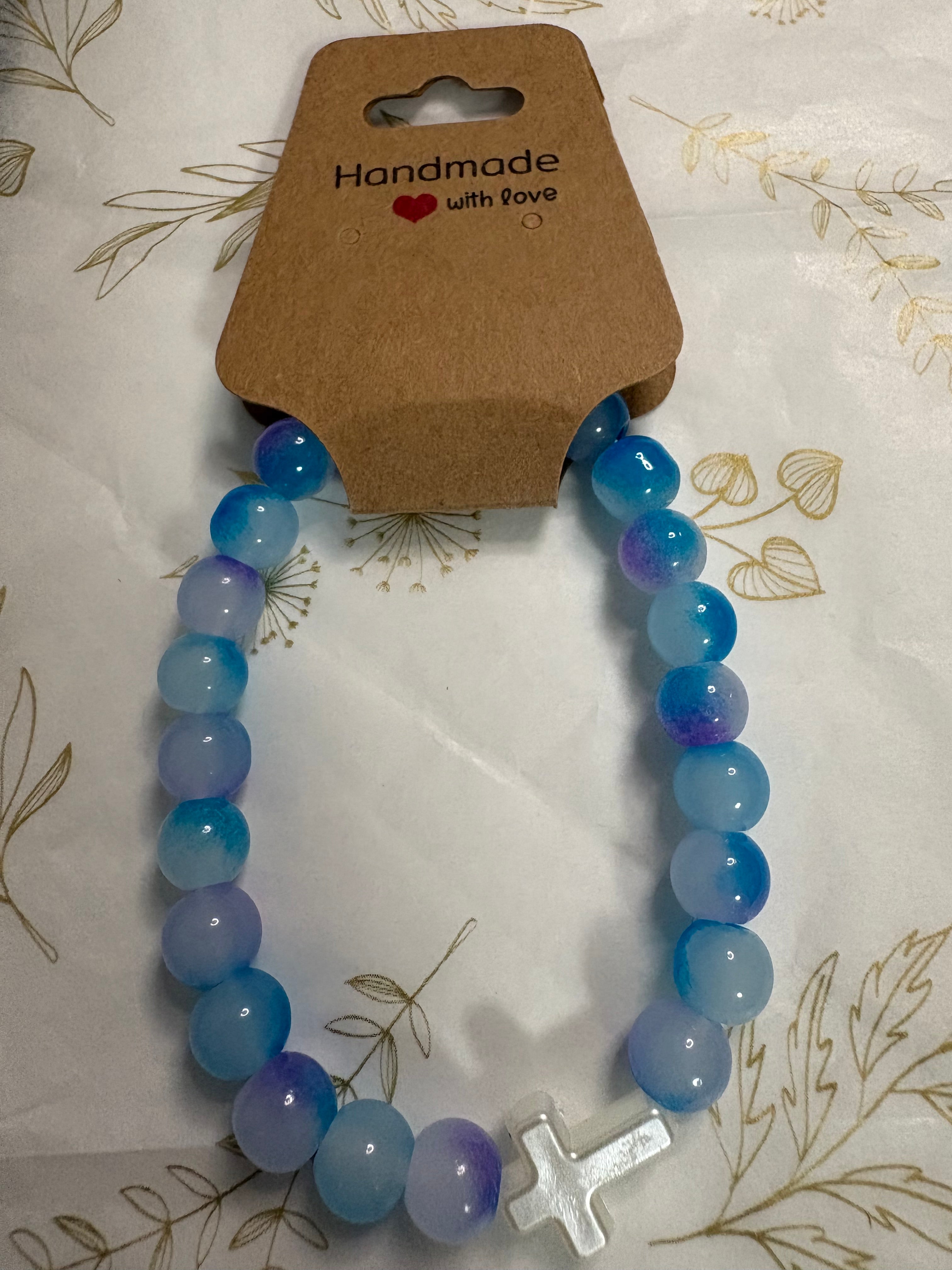 Handgemachtes Perlenarmband mit Kreuzgenau