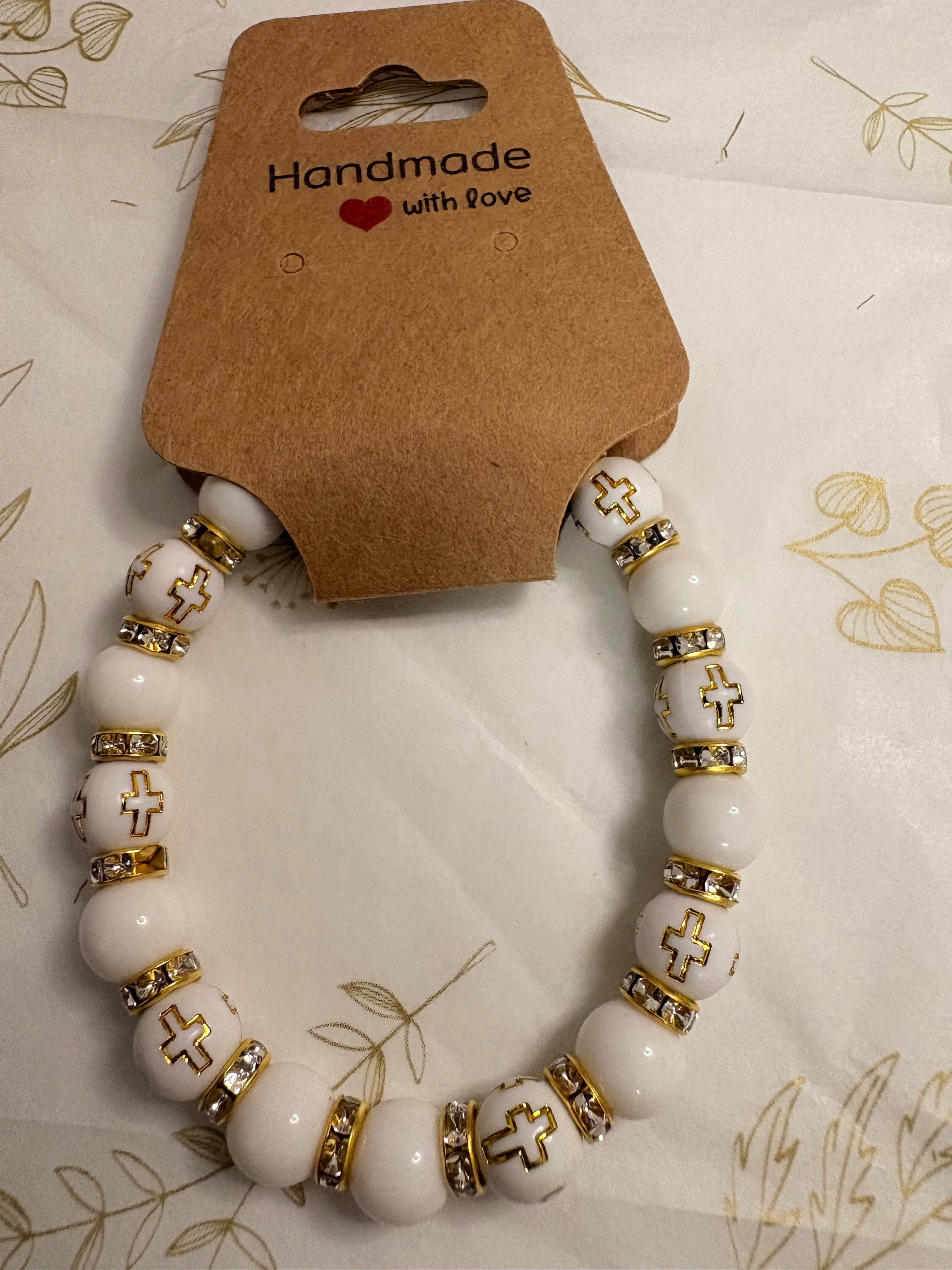 Handgemachtes Perlenarmband mit Kreuzgenau
