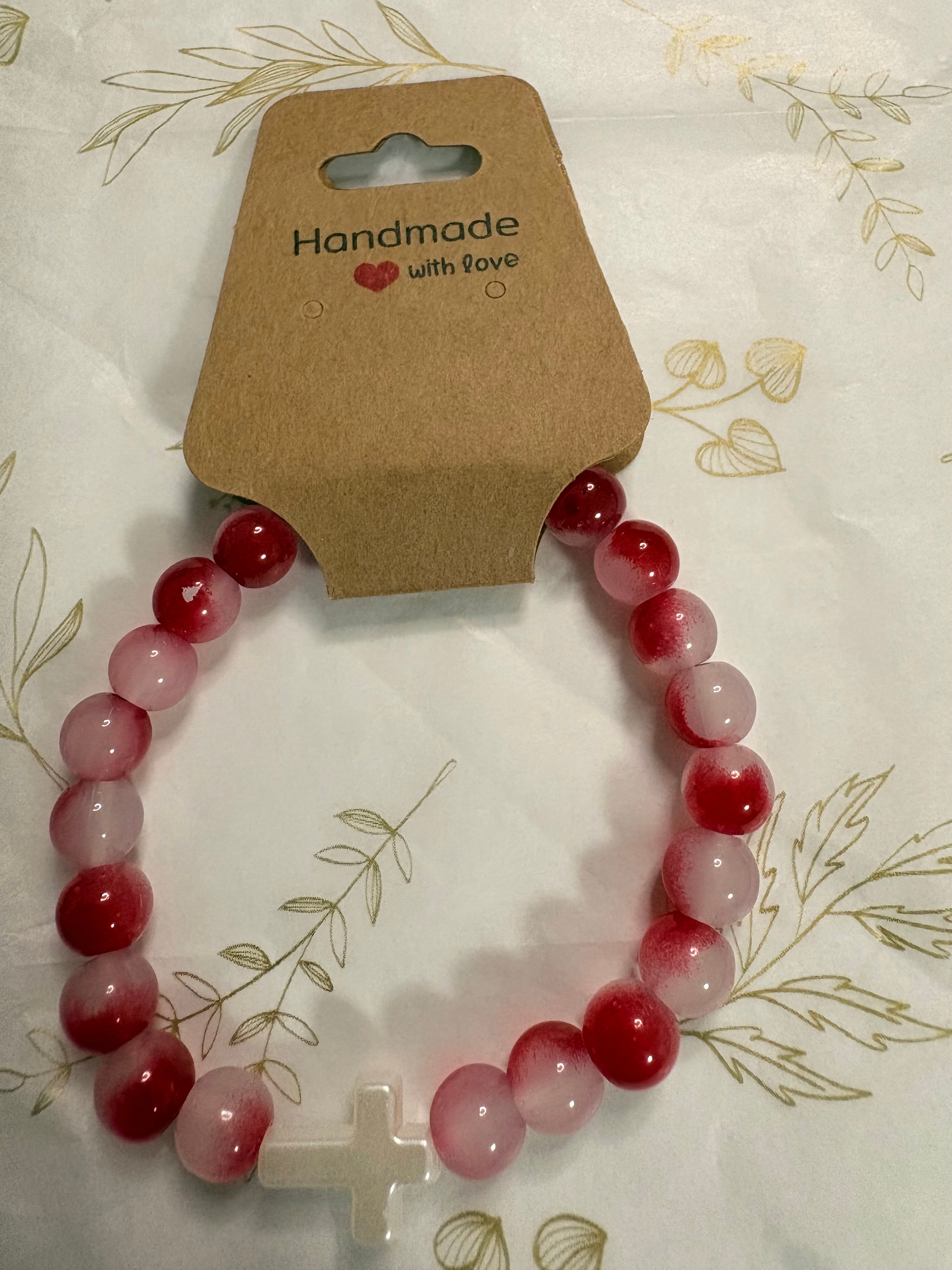 Handgemachtes Perlenarmband mit Kreuzgenau