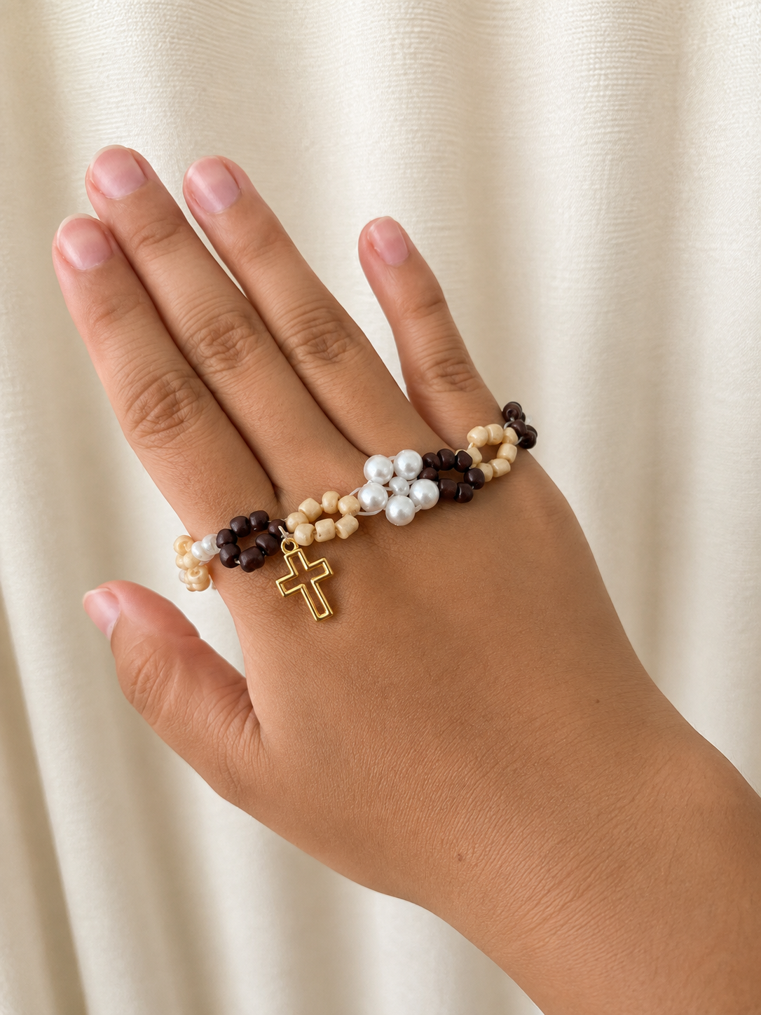 Rosenkranz-Armband mit Goldkreuz – Perlen & Holzperlen